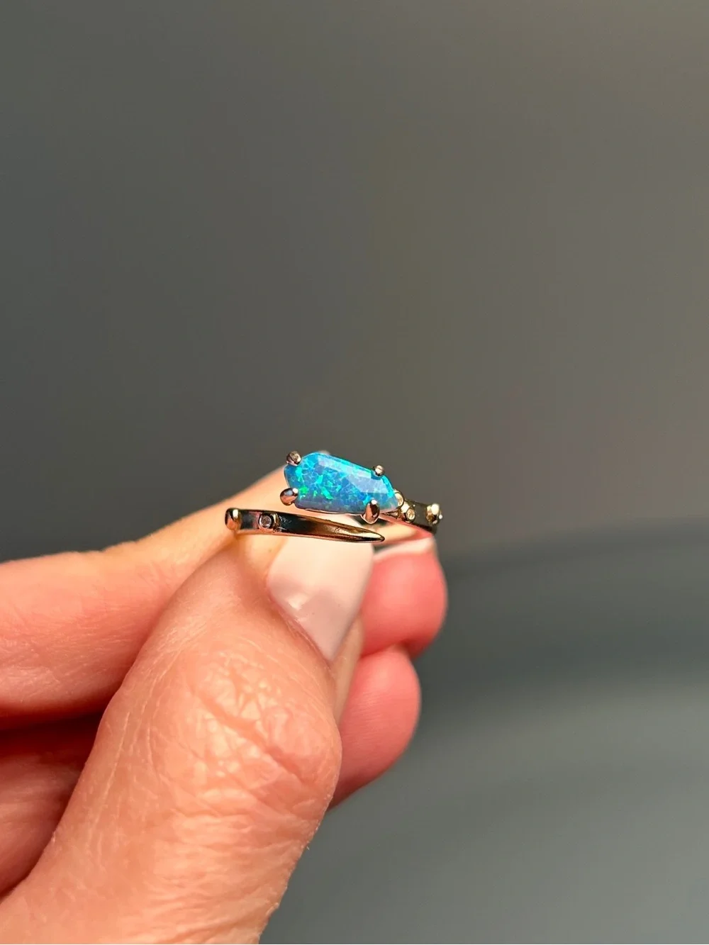 Kendra Scott Kyocera Opal Dainty Gold Tone Ring, Great Condition- Size 4.5-5 - Picture 1 of 9